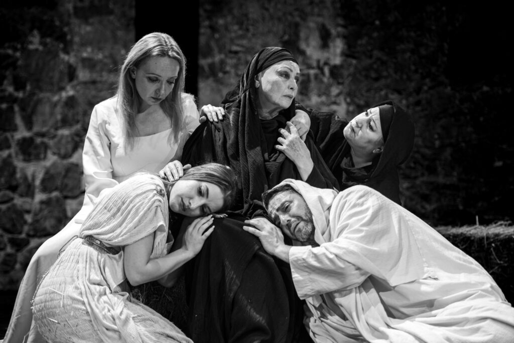 «ΤΟ ΔΑΚΡΥ ΤΗΣ ΠΑΝΑΓΙΑΣ…ΕΝΑΣ ΥΜΝΟΣ ΓΙΑ ΤΗΝ ΣΜΥΡΝΗ» του Θανάση Σταυρόπουλου  στον αύλειο χώρο της Μεγαλόχαρης στην Τήνο.