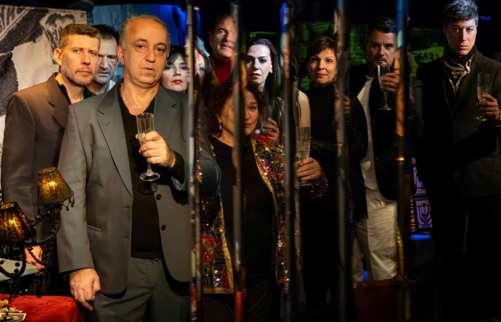 «ΚΟΜΜΑΤΙΑ και ΘΡΥΨΑΛΑ» 50 ΧΡΟΝΙΑ του Γιώργου Σκούρτη. Παράταση παραστάσεων για 2 εβδομάδες.